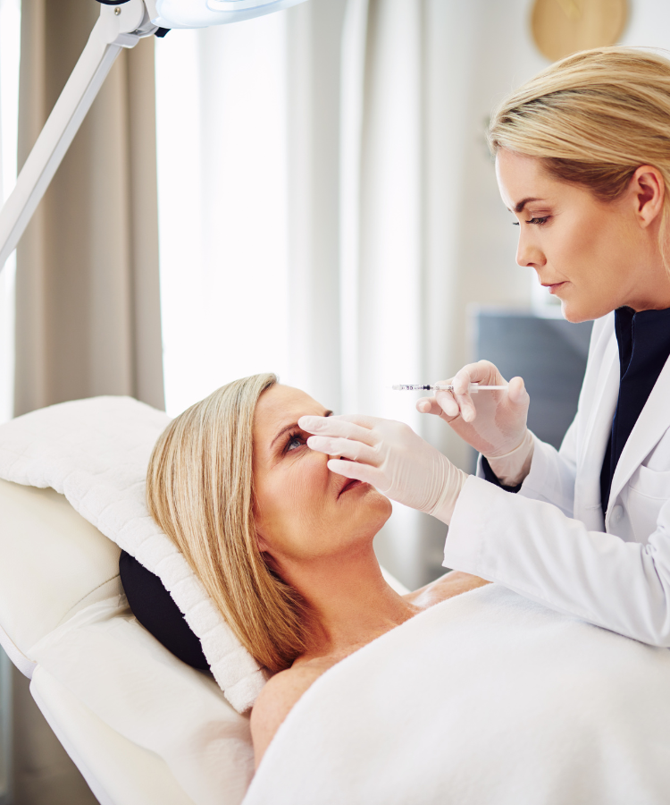 A picture of a doctor pefrorming cosmetic injection (Botox) for a female patient, Subject of the post does dysport last longer than botox