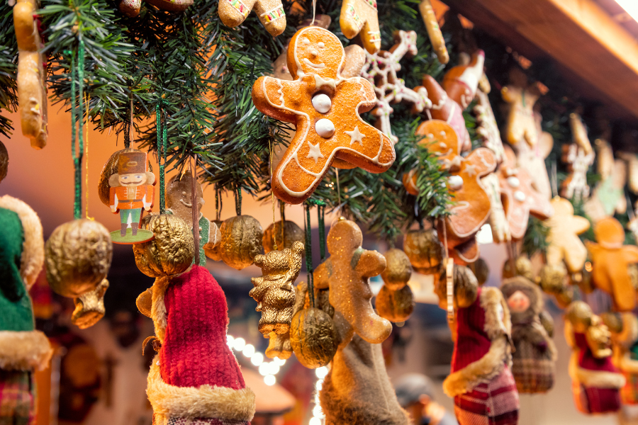 modern unique Christmas tree ideas floating ornaments