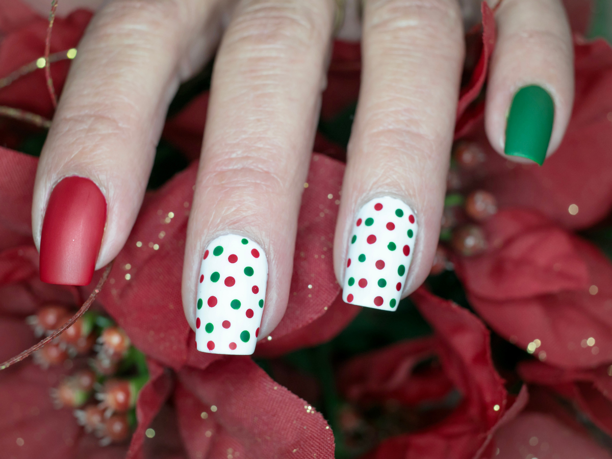 christmas nails Design inspo ideas polka dots christmas nails ideas