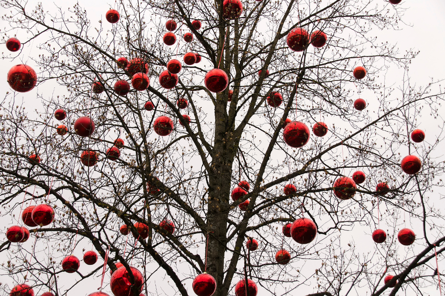modern unique Christmas tree ideas simple christmas tree decorations
