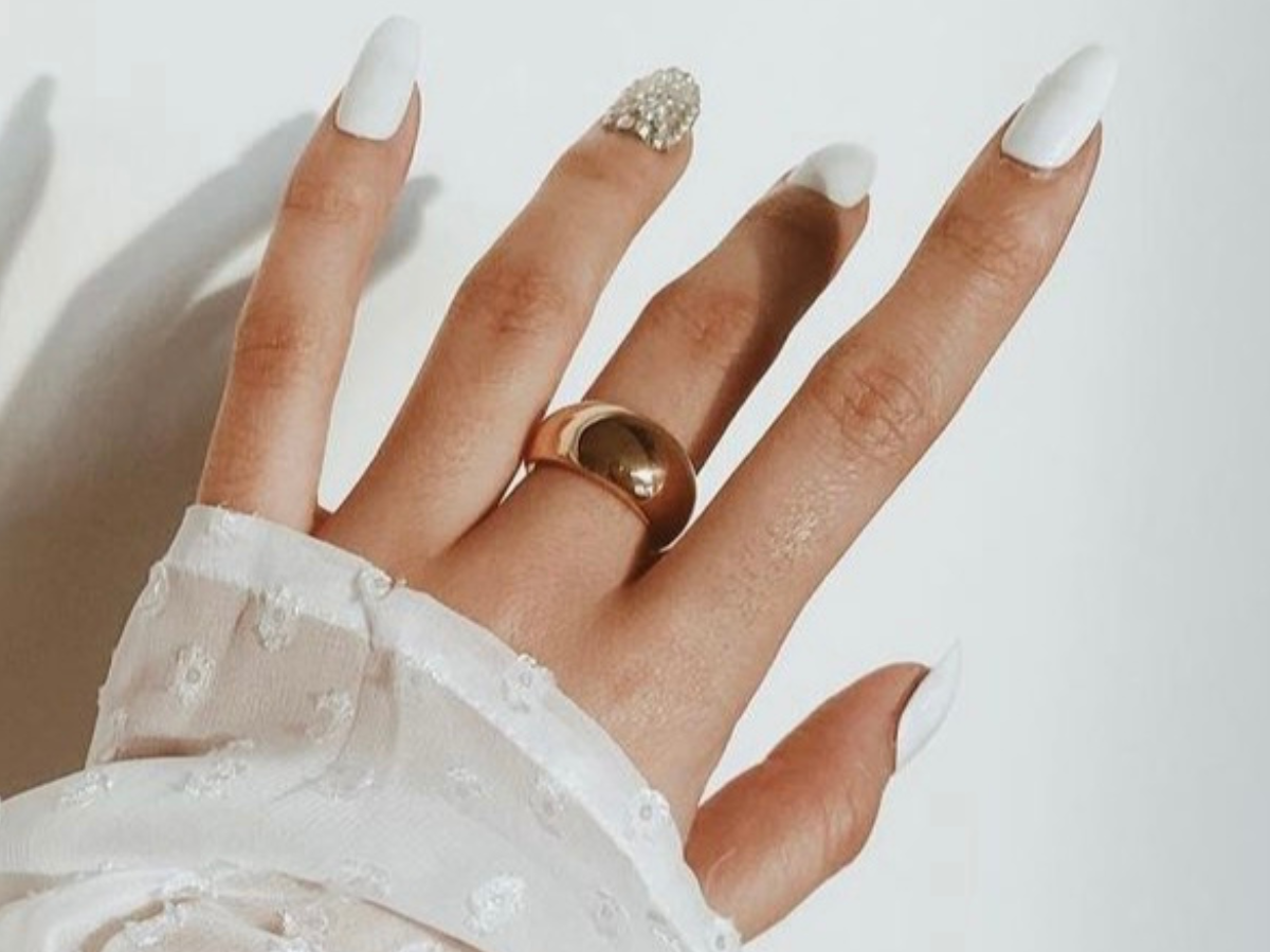 christmas nails Design inspo ideas white gold ornaments nails ideas inspo design